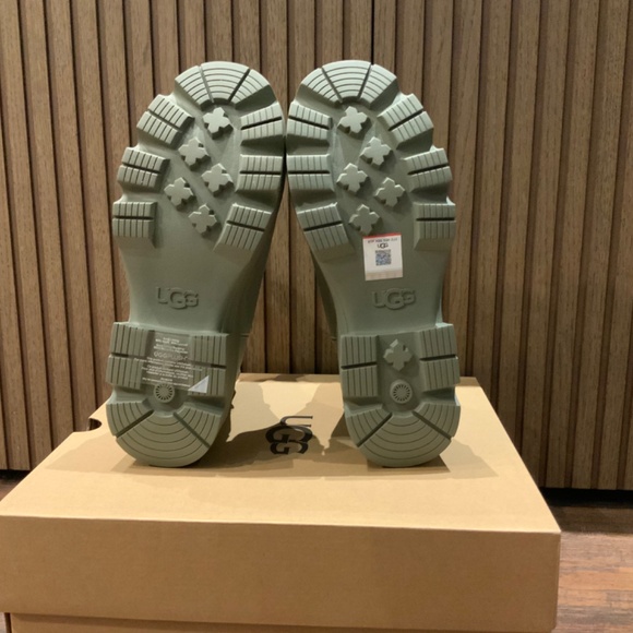 UGG Green Platform Boots - Picture 4 of 8